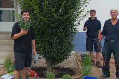 Zwei Personen neben einem Busch