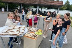 Kinder bereichern alle in der Pause mit Lebensmitteln.