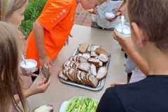 Tisch mit einem Tablett mit Butterbrot