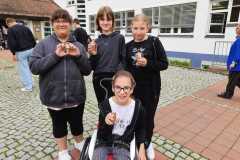 Schülerinnen auf einem Foto am essen.