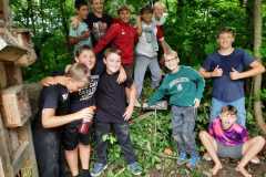 Jungs am essen und trinken.