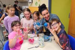 Lehrerin mit Kinder am Brotzeit machen