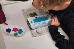 Kind bemalt Milchverpackung