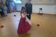 Ein kleines Mädchen in einem Kleid.