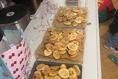 Ein Tisch mit mehreren Tabletts voller köstlicher Speisen.