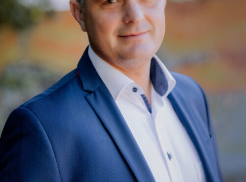 Schüler sitzt im Klassenzimmer.