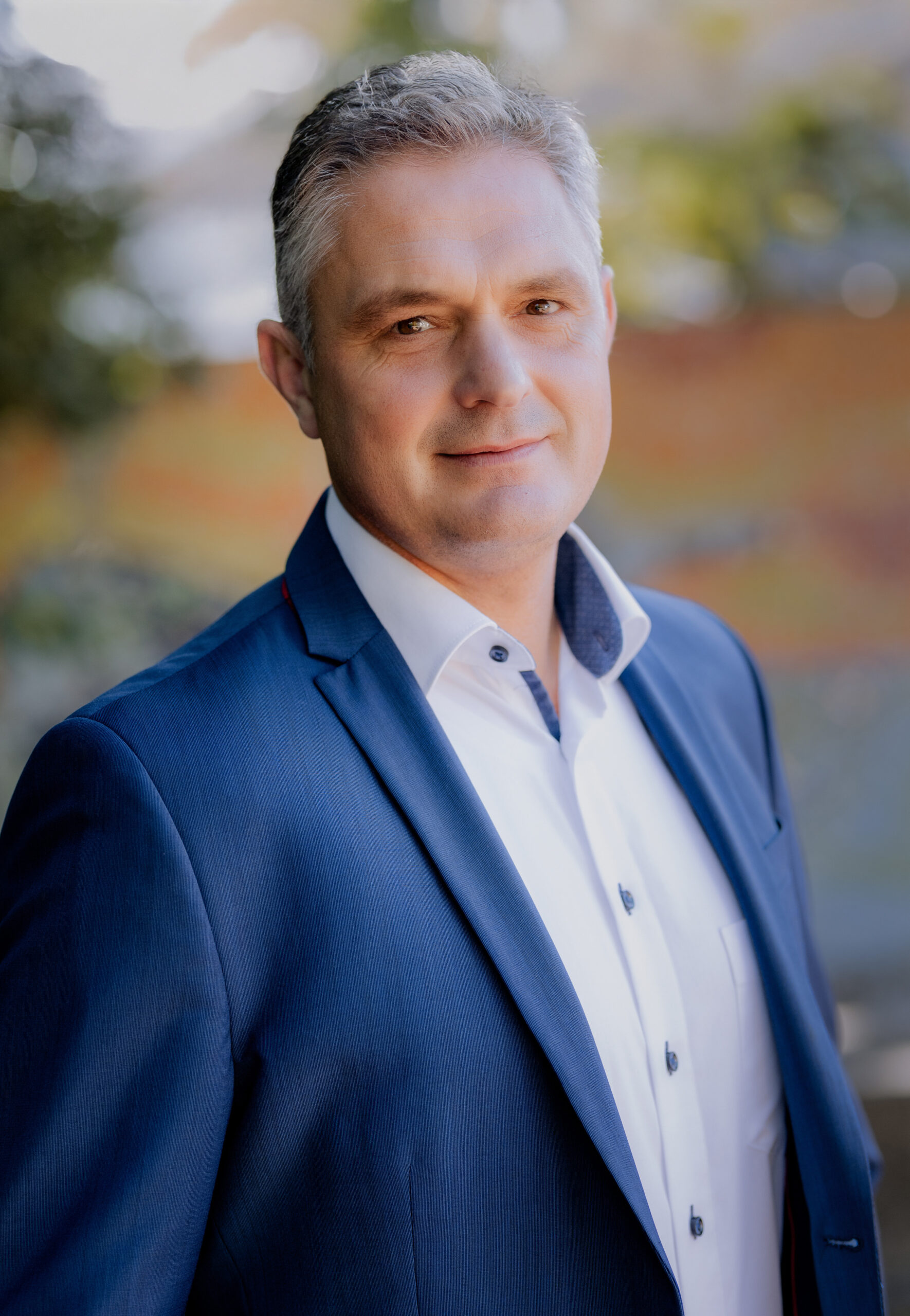 Schüler sitzt im Klassenzimmer.