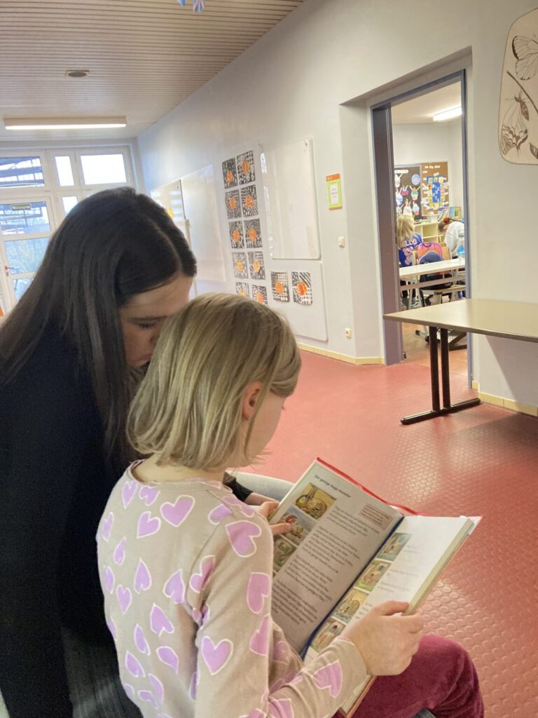 Symbolbild zum Beitrag Groß und Klein lesen gemeinsam: Das Lesetutorenprojekt der Klassen 2b und 6