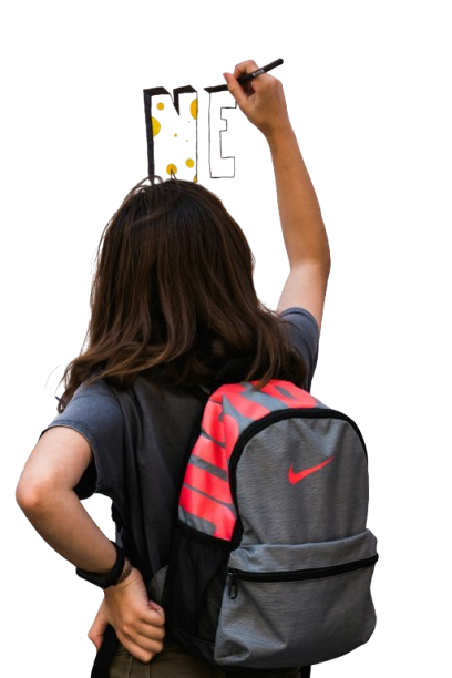 Mädchen malt auf ein Papier.