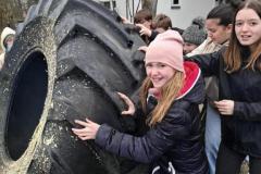 Gruppe kippt Reifen um.