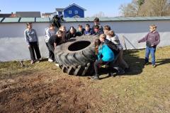 Gruppe kippt Reifen um.