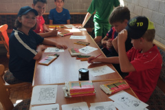 Gemeinsam basteln am Tisch