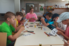 Gemeinsam basteln am Tisch