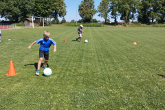 Kind spielt Fußball