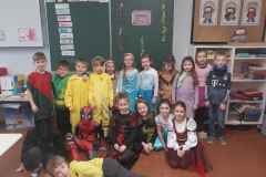 Klassenfoto im Kostüm