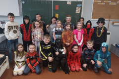 Klassenfoto im Kostüm