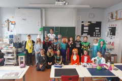 Klassenfoto im Kostüm
