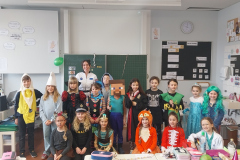 Klassenfoto im Kostüm