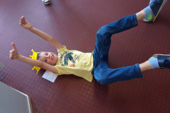 Kind mit Krone liegt am Boden