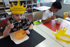 Buchstabensuppe wird gegessen