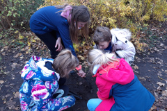 Kinder sammeln was am Boden