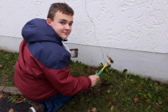 Kind sammelt was am Boden.