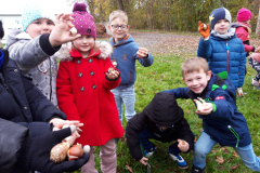 Kinder lächeln in die Kamera