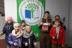 Kinder lächeln in die Kamera