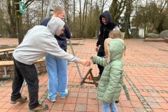 Futterstelle wird den Kindern zum anschauen gegeben.