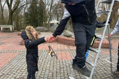 Futterstelle wir dem Mann gegeben.