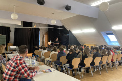 Lesewettbewerb Bühne mit Zuschauern