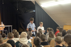 Lesewettbewerb Bühne mit Zuschauern