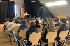 Lesewettbewerb Bühne mit Zuschauern