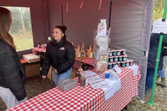 Verkaufstisch mit Person auf Bild