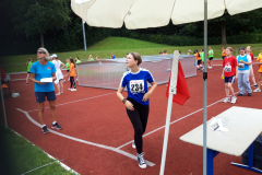 Eine Sportlerin neben einem Schirm