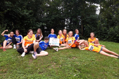 Alle Mädchen mit Plakat in der Hand.