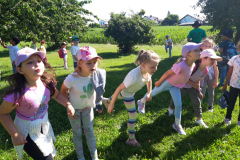 Kinder laufen gemeinsam