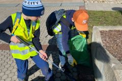 Kinder sammeln Müll auf