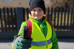 Kind macht Daumen nach oben