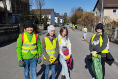 Kinder räumen die Straßen auf