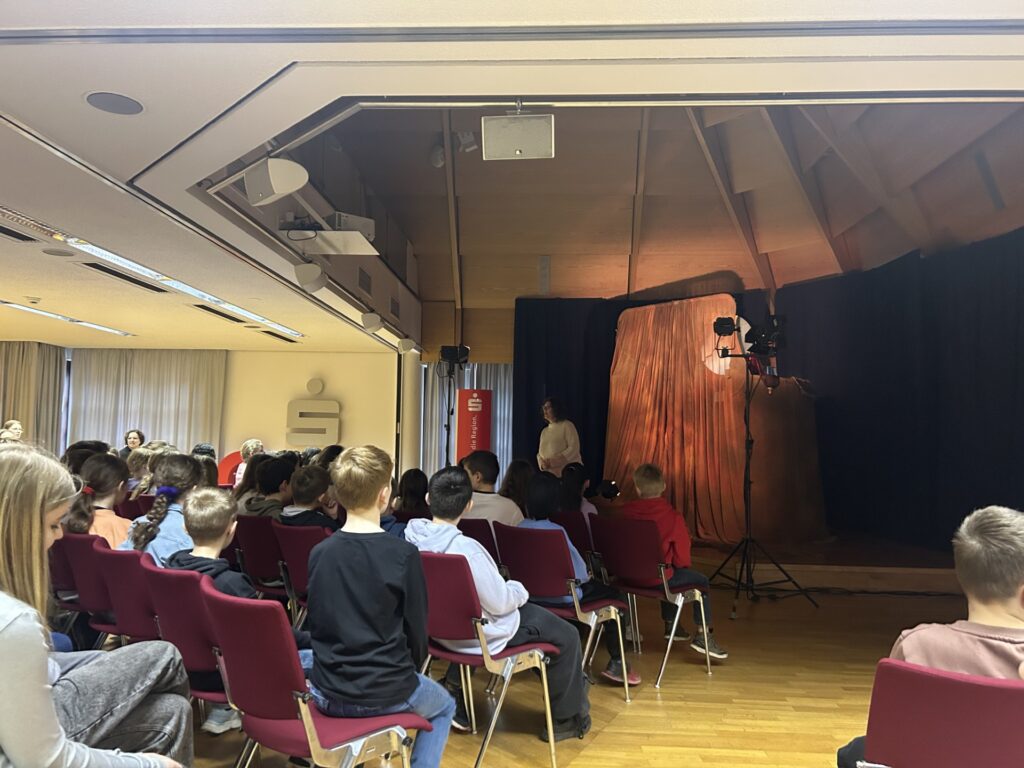 Symbolbild zum Beitrag Besuch des 30. Straubinger Figurentheaterfestivals